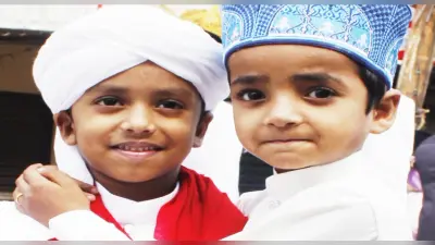 Eid mubarak 2022: आपसी सद्भाव और भाईचारे के साथ मना ईद उल फितर, गले मिल कर दी मुबारकबाद