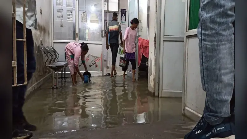जमशेदपुर के MGM हॉस्पिटल के बर्न यूनिट में घुसा बारिश का पानी, मरीज को छोड़ पानी निकालने में जुटी नर्स