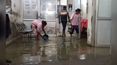 MGM हॉस्पिटल के बर्न यूनिट में घुसा बारिश का पानी, मरीज को छोड़ पानी निकालने में जुटी नर्स, देखें Pics