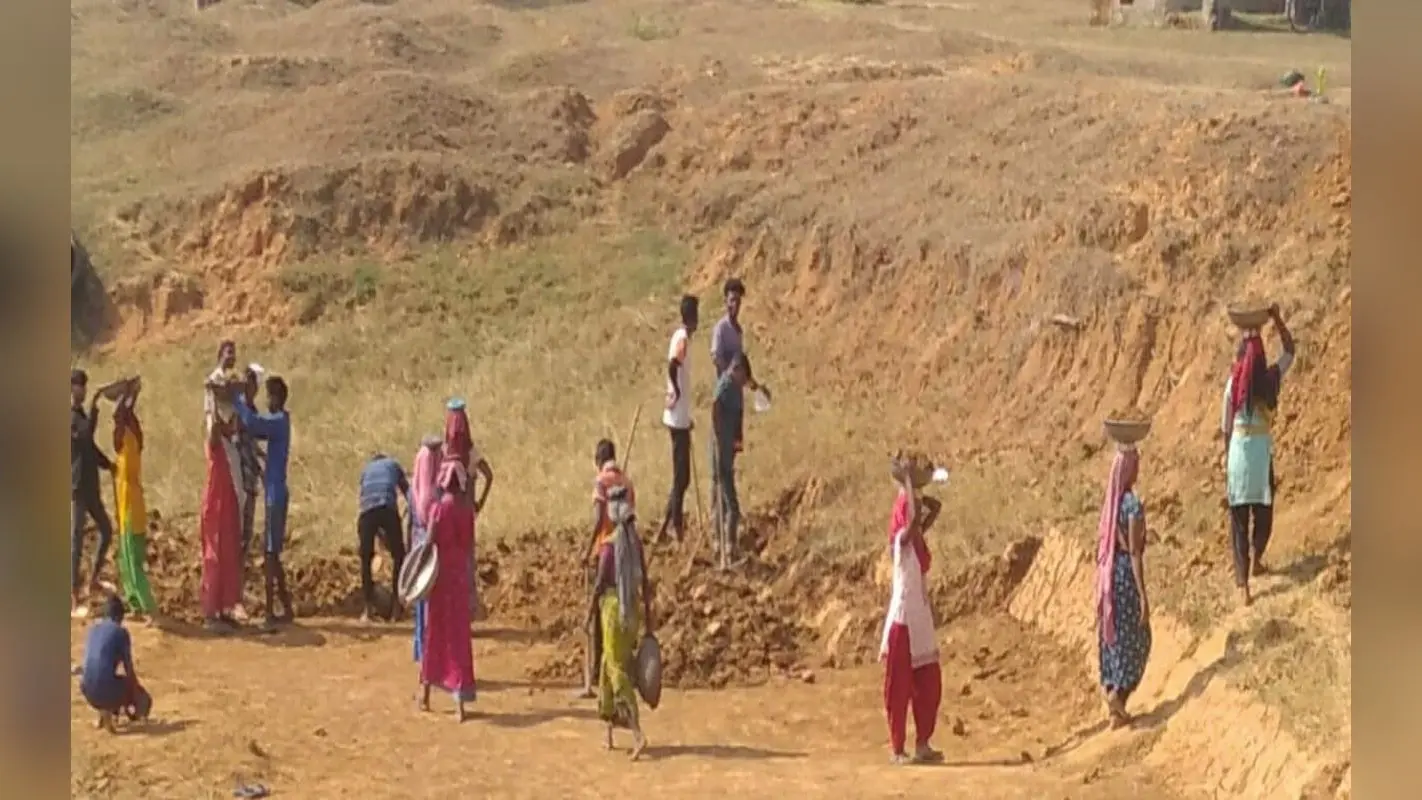 Bihar News: मनरेगा में रोजगार की गारंटी, लेकिन मजदूरी की नहीं, जानें मधुबनी के मजदूरों की परेशानी
