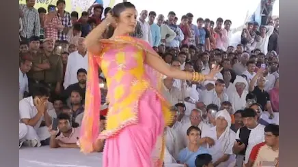 Sapna Choudhary : सपना चौधरी ने ‘पानी पानी’ गाने पर किया जबरदस्त डांस, ठुमके देख लोग लुटाने लगे पैसे