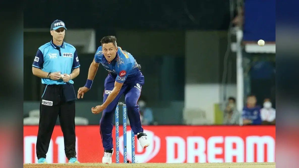 IPL 2021, MI vs SRH: जब मैच के दौरान स्विमिंग करने लगा मुंबई इंडियंस का ये खतरनाक गेंदबाज, साथी खिलाड़ी भी हुए हैरान, वायरल हुआ VIDEO