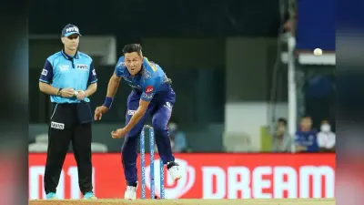 IPL 2021, MI vs SRH: जब मैच के दौरान स्विमिंग करने लगा मुंबई इंडियंस का ये खतरनाक गेंदबाज, साथी खिलाड़ी भी हुए हैरान, वायरल हुआ VIDEO