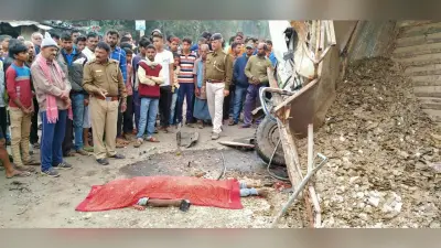 डोमचांच में कोडरमा-गिरिडीह मुख्य मार्ग पर अवैध माइका लदा पिकअप वैन पलटा, 2 की मौत