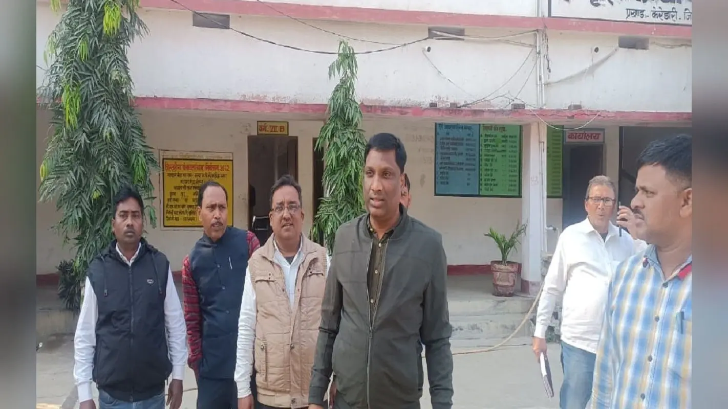 हजारीबाग में मिड डे मील में बच्चों को सड़ा अंडा देने का मामला, जांच करने स्कूल पहुंचे DSE ने लगायी फटकार
