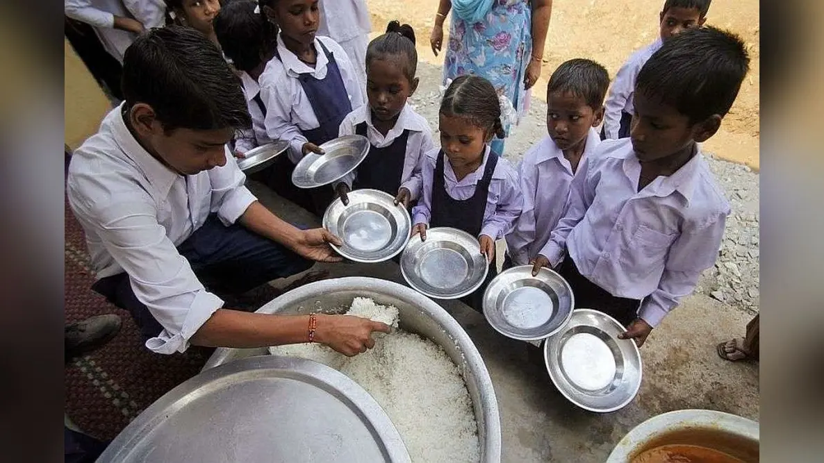 गोपालगंज में आंगनबाड़ी के मिड-डे मील में मिली छिपकली, खाना खाने से 12 बच्चों की हालत गंभीर