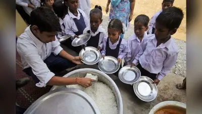 हजारीबाग के इस स्कूल में 150 से अधिक बच्चों के लिए कम बना भोजन, जम कर मचा हंगामा