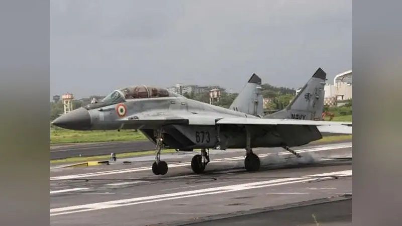 अरब सागर में दुर्घटनाग्रस्त हुआ भारतीय नौसेना का प्रशिक्षु विमान MIG 29K, एक पायलट लापता