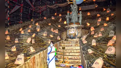 Happy Navratri 2020: कोलकाता के पूजा पंडालों में देखिए प्रवासी श्रमिकों की दुर्दशा, मां दुर्गा की जगह बनी इनकी प्रतिमा