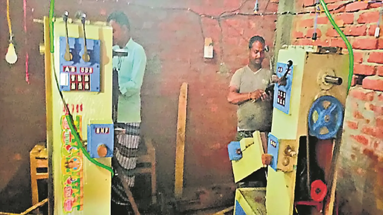 बिहार: पूर्णिया में पूर्व सरपंच के घर पर बन रहा था हथियार, मुंगेर में धराए तस्कर ने खोला पूरे नेटवर्क का राज