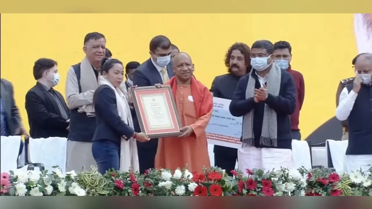 ओलंपिक 2021 में वेटलिफ्टिंग में रजत जीतने वालीं मीराबाई चानू का UP में सम्मान, CM योगी ने सौंपा 1.5 Cr का चेक