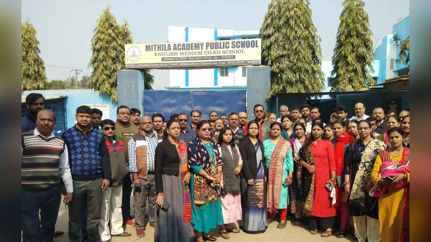 बोकारो में 11वीं की छात्रा से छेड़खानी के खिलाफ परिजनों का स्कूल में हंगामा, आरोपी म्यूजिक टीचर सस्पेंड
