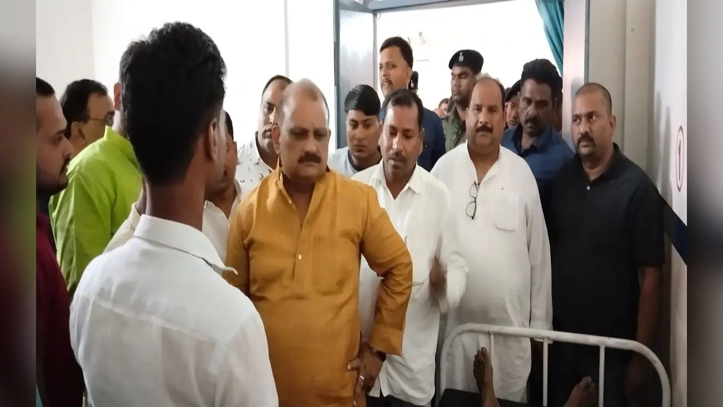 गढ़वा में धान की सिंचाई के दौरान करंट लगने से दो किसानों की मौत, मंत्री मिथिलेश ठाकुर पहुंचे अस्पताल