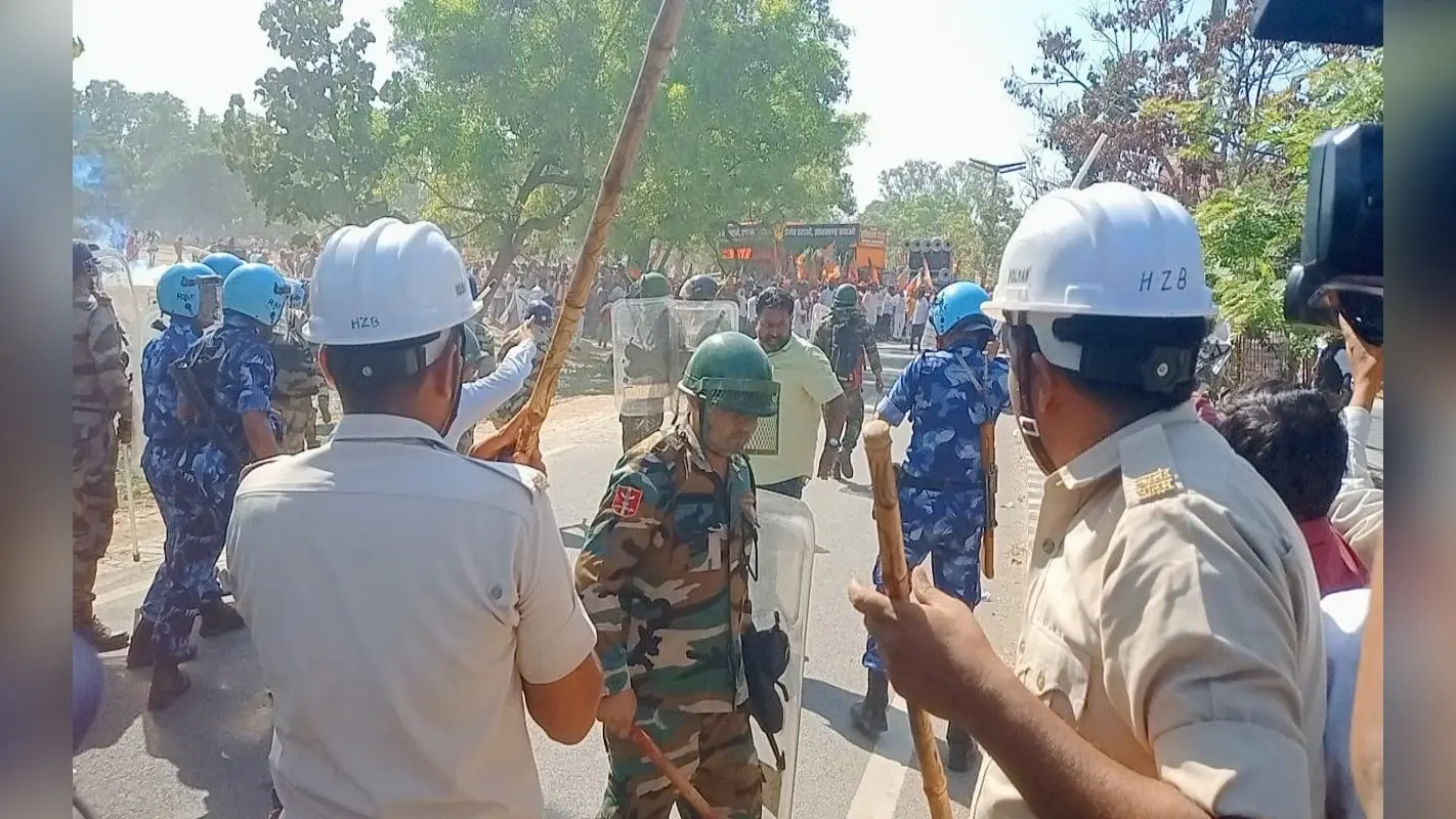 PHOTOS: कैमरे की नजर से बीजेपी का झारखंड सचिवालय घेराव, लाठीचार्ज और पथराव से कई हुए घायल