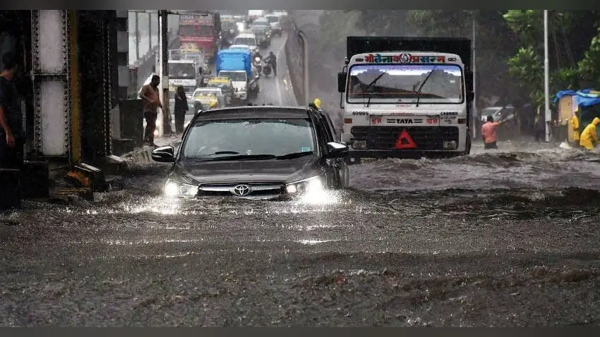 मुंबई में बारिश का 46 साल का टूटा रिकॉर्ड, खिलौनों की तरह बही गाड़ियां, ढहे घर
