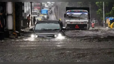 मुंबई में बारिश का 46 साल का टूटा रिकॉर्ड, खिलौनों की तरह बही गाड़ियां, ढहे घर