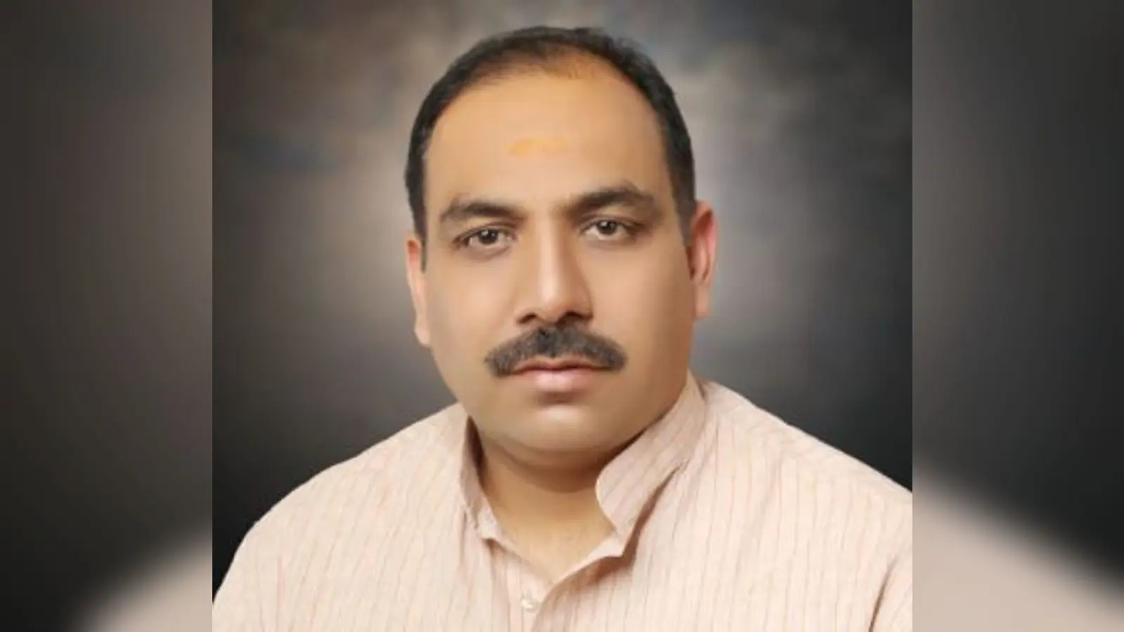 कांग्रेस महानगर अध्यक्ष राघवेंद्र चौबे पर केस दर्ज, वाहन से मिला था प्रियंका-सोनिया के फोटो लगा पंपलेट