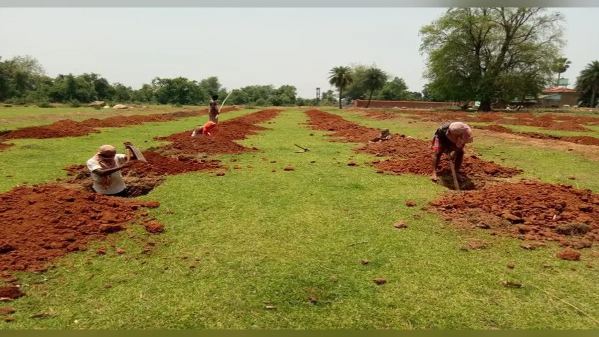 देवघर में एक लाख मनरेगा मजदूरों का 3.42 करोड़ बकाया, ढाई महीने से भुगतान नहीं हुआ