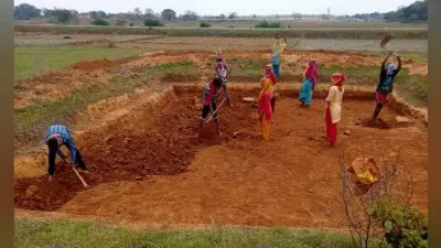 मनरेगा कर्मियों की हड़ताल का विकास योजनाओं पर पड़ा असर