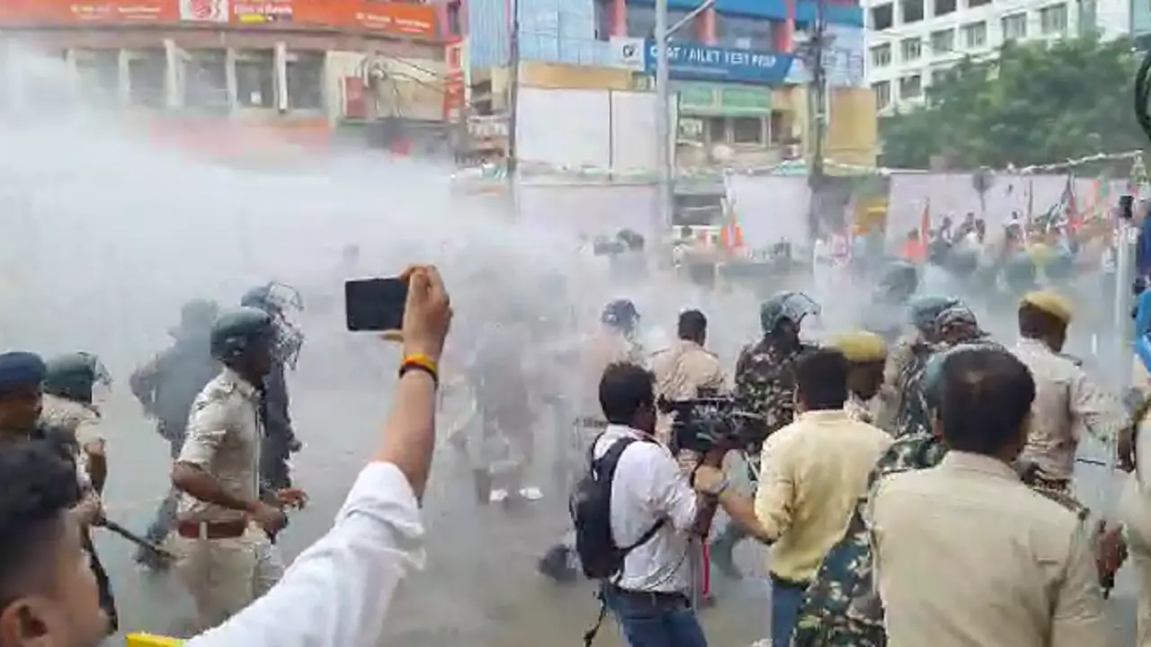 पटना में भाजपा कार्यकर्ताओं पर लाठीचार्ज, पुलिस ने की पानी की बौछार, देखें तस्वीरें
