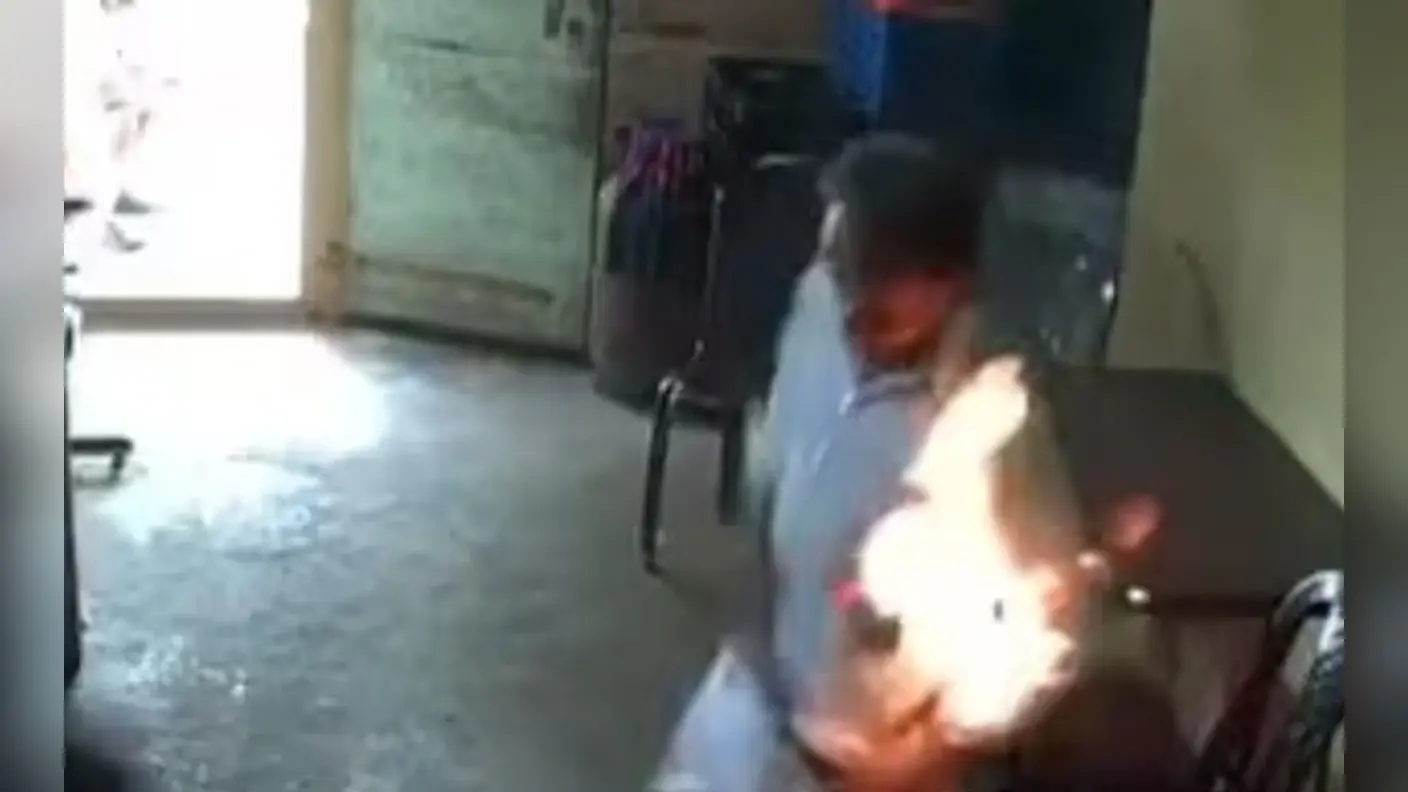 केरल में लोगों के मोबाइल में क्यों हो रहा है ब्लास्ट? देखें ये वायरल वीडियो