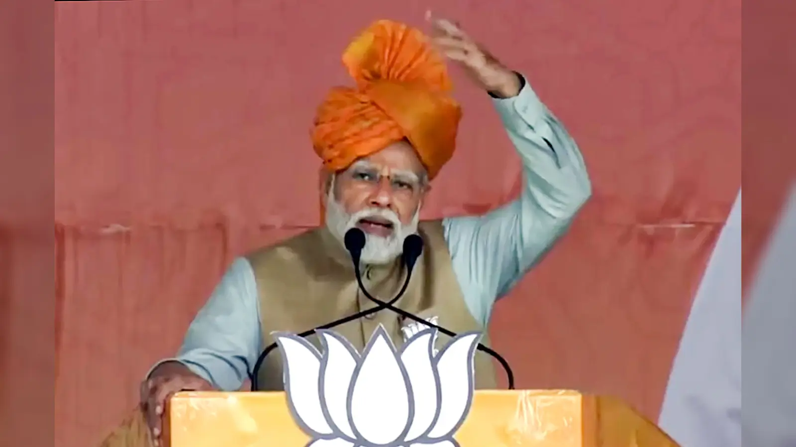 पीएम मोदी की सभा में एक व्यक्ति की हुई तबीयत खराब,भाषण रोककर उन्होंने डॉक्टरों को इलाज करने का आदेश दिया