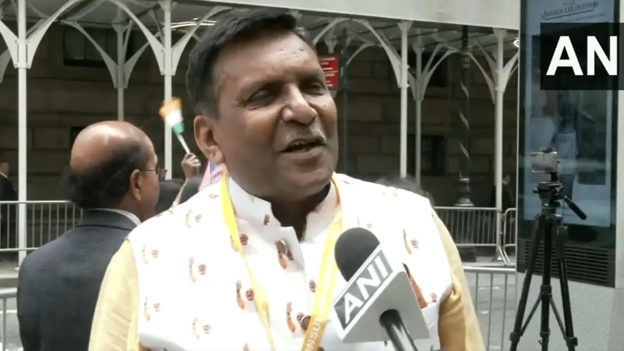 अमेरिका में पीएम मोदी का गबरू फैन! प्रधानमंत्री के सम्मान में पहनी उनकी तस्वीरों वाली जैकेट