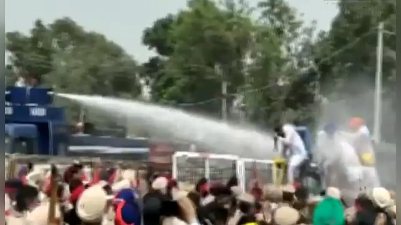 पंजाब में बिजली संकट को लेकर सड़क पर संग्राम : ‘आप’ ने मोहाली में कैप्टन अमरिंदर सिंह के फार्म हाउस पर किया प्रदर्शन, पुलिस ने छोड़ी पानी की बौछारें