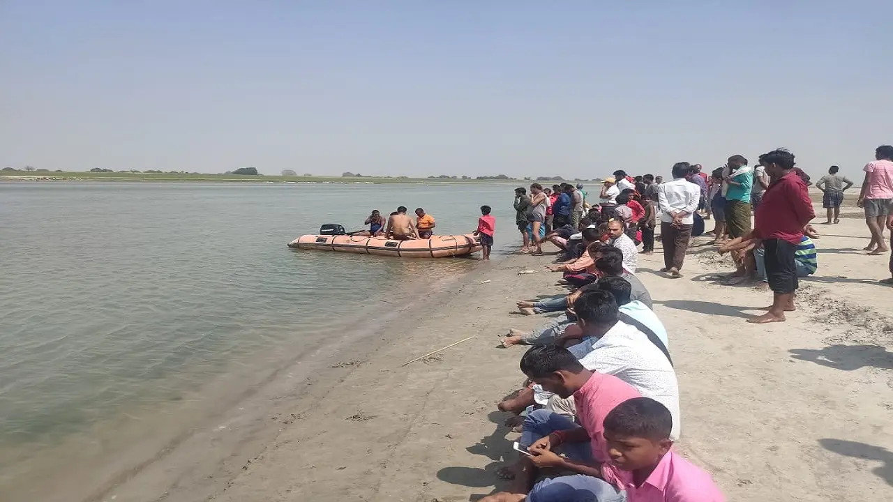 Patna News: मोकामा के गंगा नदी में नहाने गये 3 छात्र डूबे, गोताखोरों ने तीनों शवों को किया बरामद