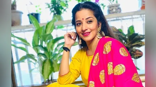 भोजपुरी अभिनेत्री मोनालिसा ने शेयर की पति संग रोमांटिक तसवीर, यूजर्स कर रहे ऐसे कमेंट