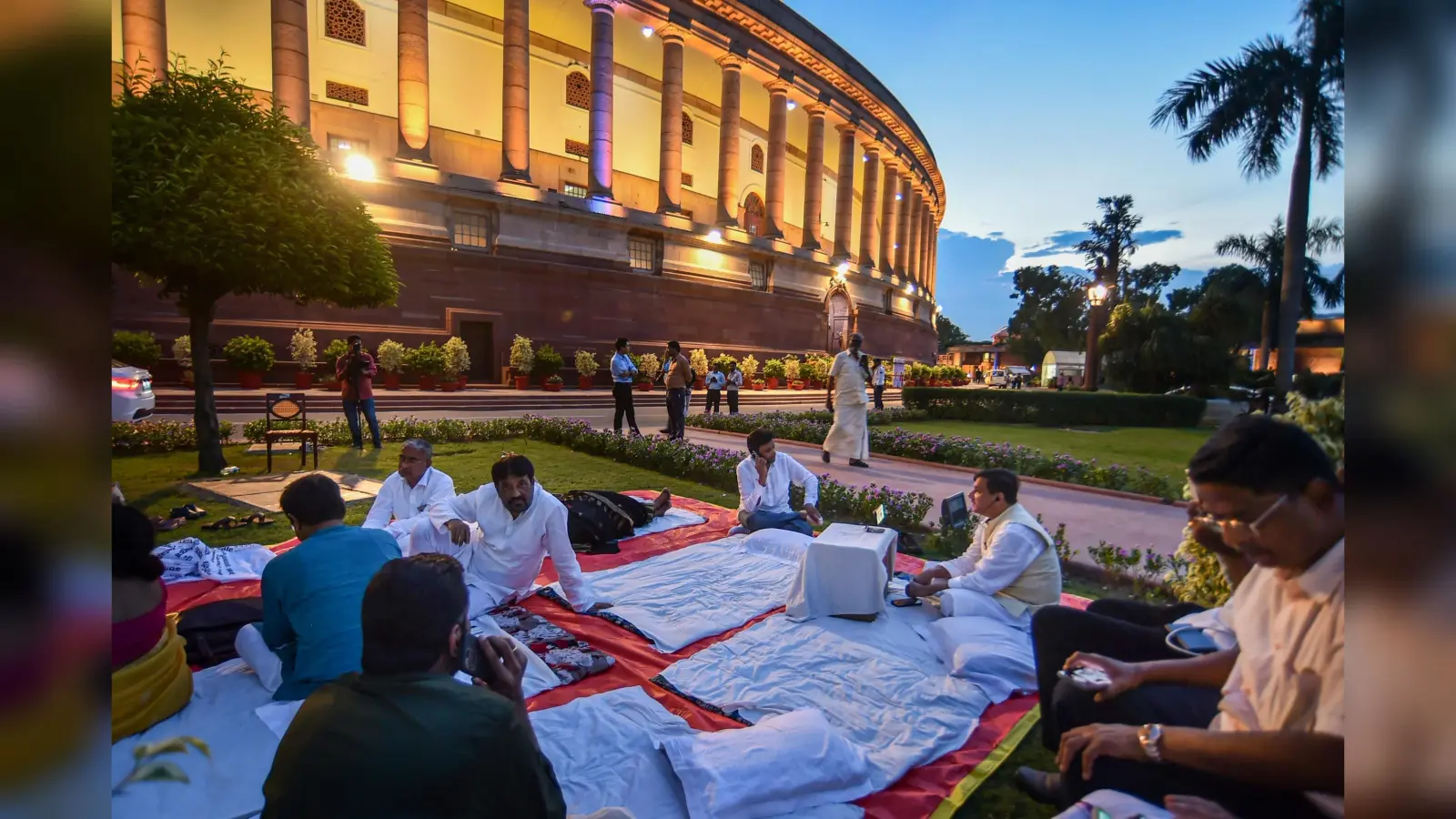 निलंबित सांसदों का 50 घंटे तक धरना जारी, दही-चावल से लेकर ‘गाजर के हलवे’ तक की व्यवस्था, देखें वीडियो