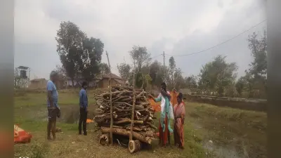 झारखंड में बिटिया ने निभाया बेटे का फर्ज, मां की अर्थी को दिया कंधा, मुखाग्नि देकर किया अंतिम संस्कार
