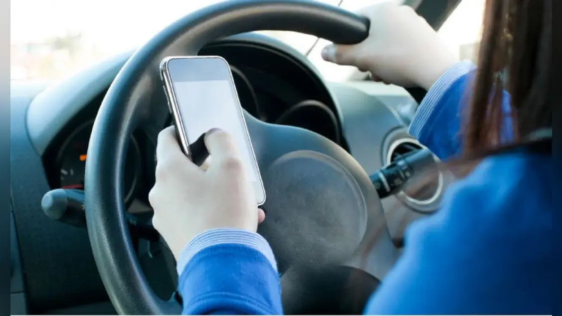 Motor Vehicle Act New Rules : गाड़ी चलाते समय ऐसे कर सकेंगे मोबाइल फोन का इस्तेमाल, 1 अक्टूबर से लागू हो रहे नये नियम