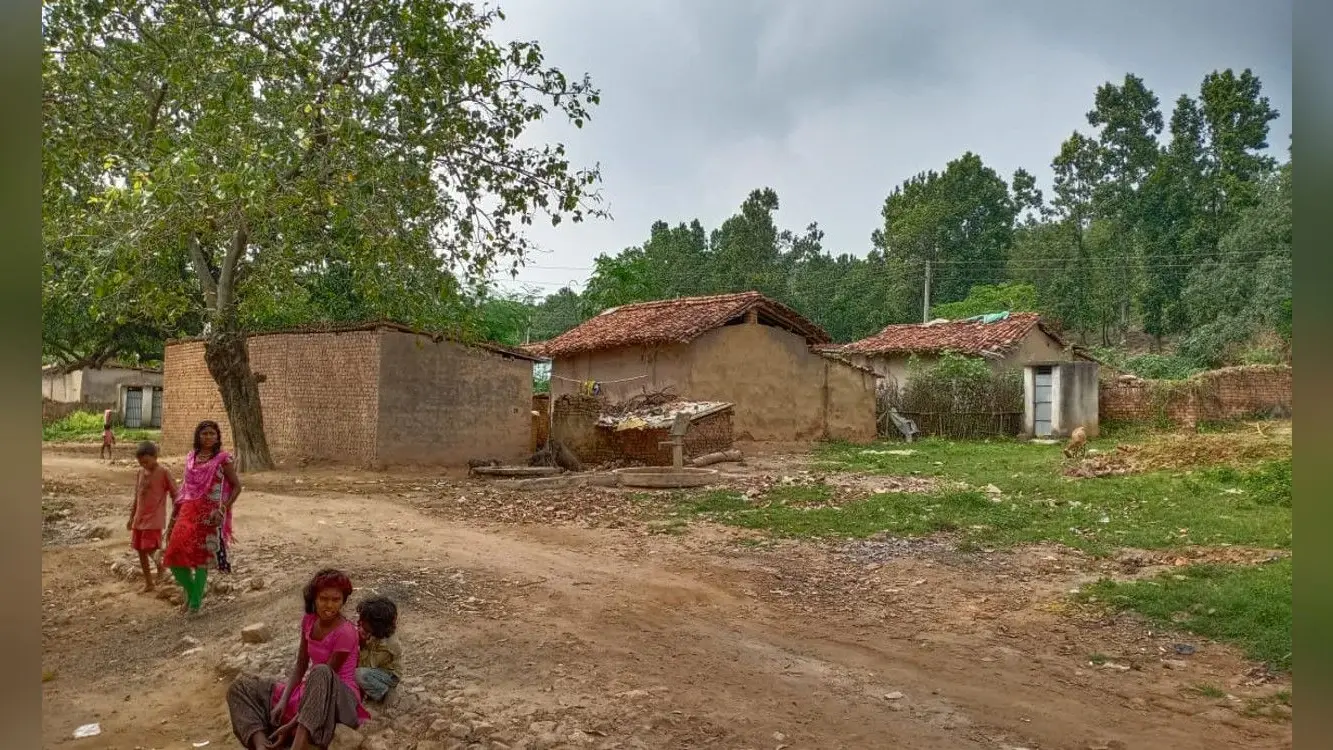 पीएम आदर्श ग्राम मोतरा का हाल बेहाल, आज भी झुग्गियों में रहने को मजबूर हैं ग्रामीण