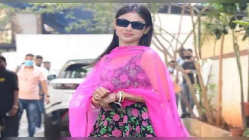 Mouni Roy Baithe Baithe Song :पहली नजर में मौनी रॉय को दिल दे बैठे अंगद बेदी, धमाल मचा रहा ‘बैठे बैठे’ सॉन्ग