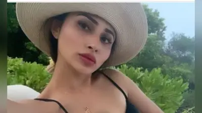 मौनी रॉय ऑफ शोल्डर ड्रेस में दिखीं बोल्ड, फैंस ने कमेंट में लिखा इस सरप्राइज के लिए और कितना इंतजार…