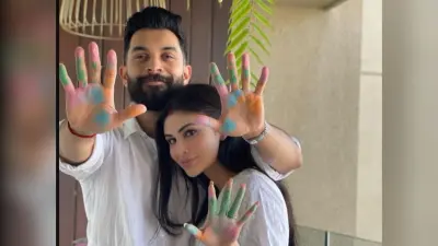 Mouni Roy ने सूरज नांबियार संग खेली पहली होली, पति के पैर छूती दिखीं एक्ट्रेस, PHOTOS