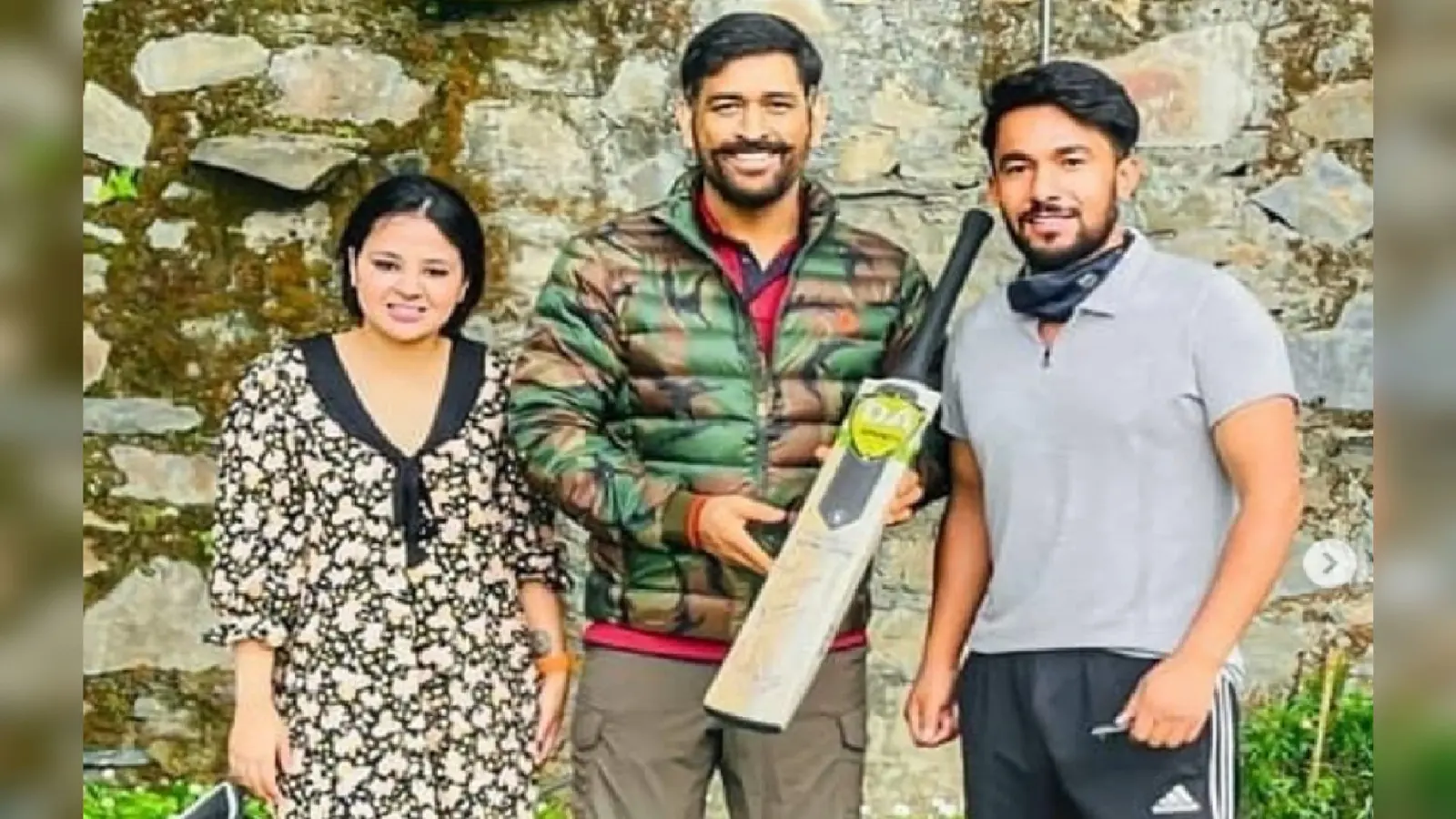 नये लुक में नजर आये एमएस धौनी, लंबी मूंछें देख पागल हुए फैन्स