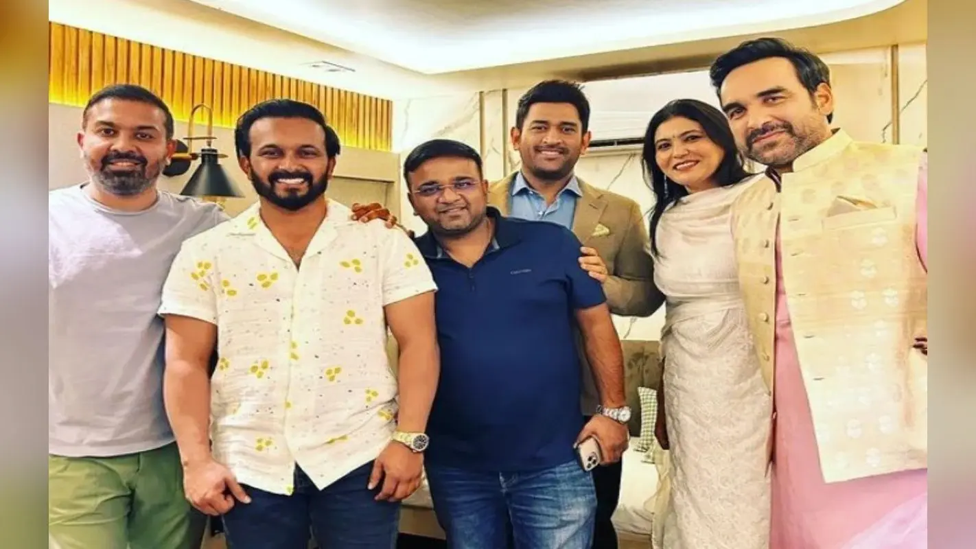 MS Dhoni Pankaj Tripathi: मिर्जापुर के ‘कालीन भैया’ से मिले धोनी, केदार जाधव ने शेयर की तस्वीर, फोटो वायरल