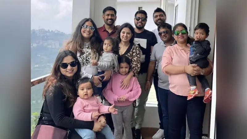 परिवार संग शिमला में कुछ इस अंदाज में छुट्टियां बिता रहे हैं Dhoni, नये लुक मे नजर आए कैप्टन कूल