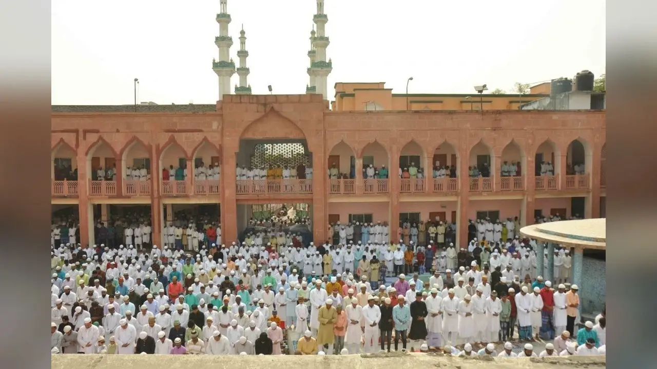 Eid 2022: पटना के विभिन्न मस्जिदों में ईद के मौके पर लोगों की उमड़ी भीड़, रोजेदारों ने अदा की नमाज