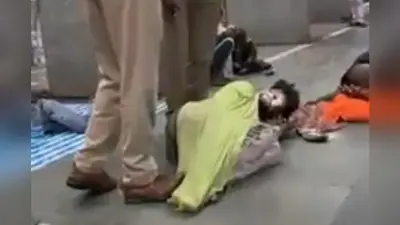 मथुराः स्टेशन पर सो रहे व्यक्ति के साथ GRP के दो पुलिसकर्मियों ने बरती संवेदनहीनता, एसपी ने किया लाइन हाजिर