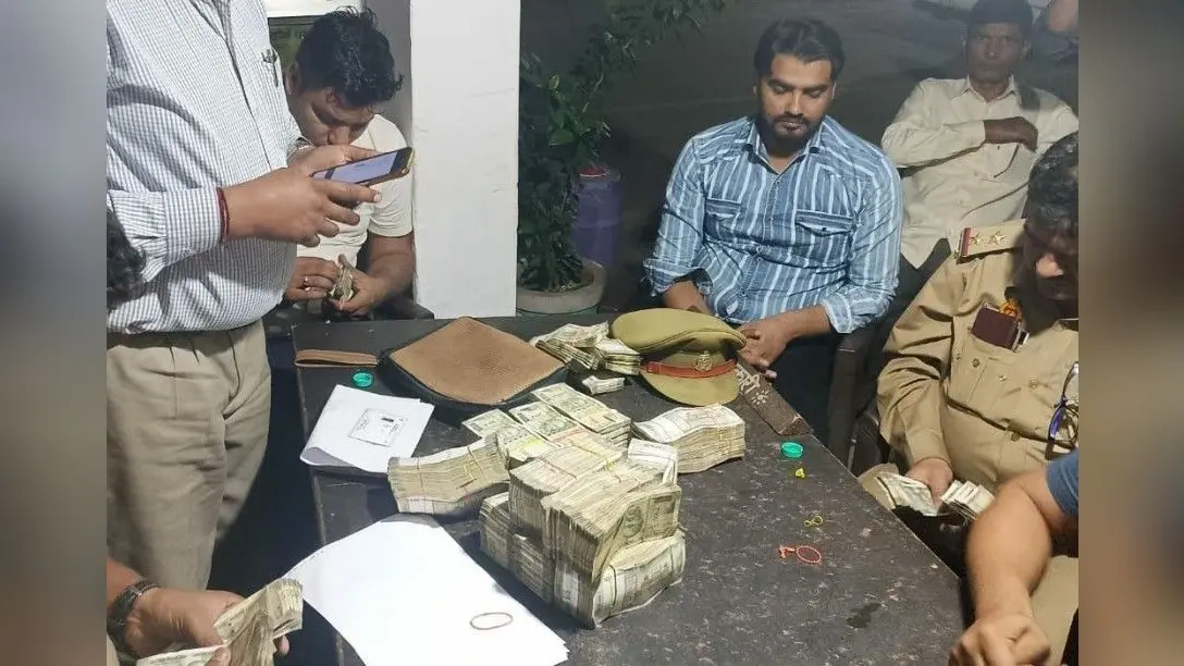 मुजफ्फरनगरः वाहन चेकिंग के दौरान पुलिस को मिली कामयाबी, स्विफ्ट गाड़ी से 41 लाख रुपए कैश बरामद
