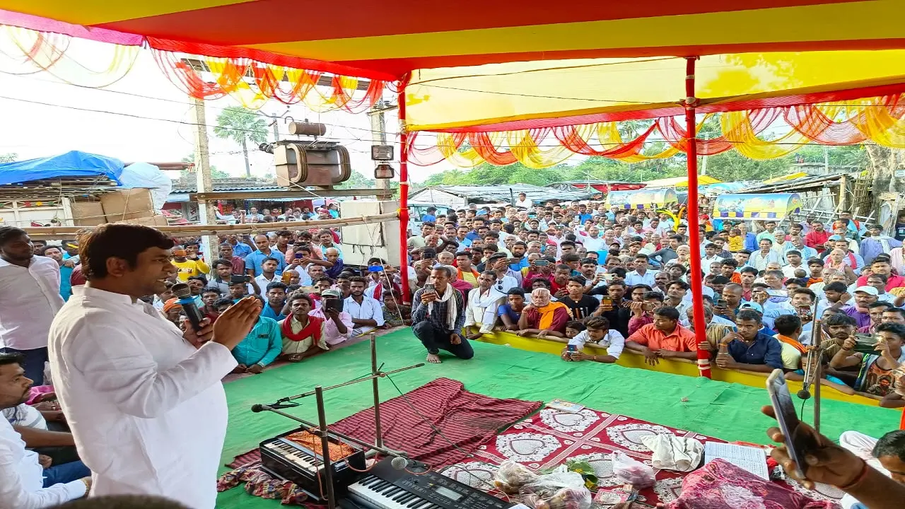 यूपी में अब सड़कों पर दौड़ेगी मुकेश सहनी की नाव, प्रचार यात्रा को हरी झंडी दिखा किया रवाना