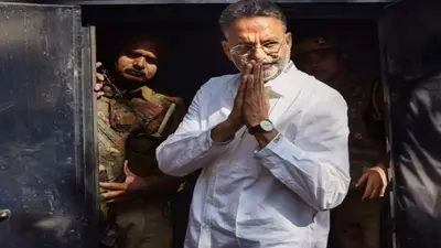 माफिया मुख्तार अंसारी से मिलने बांदा जेल पहुंची बहू निखत, पोते को सीने से लगाकर बोला- मैं बदनसीब दादा हूं
