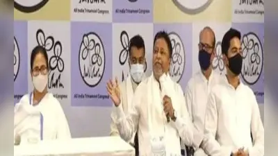 ममता बनर्जी से मिलने पहुंचे मुकुल राय, कहा- दीदी को दूंगा राजनीतिक उपहार