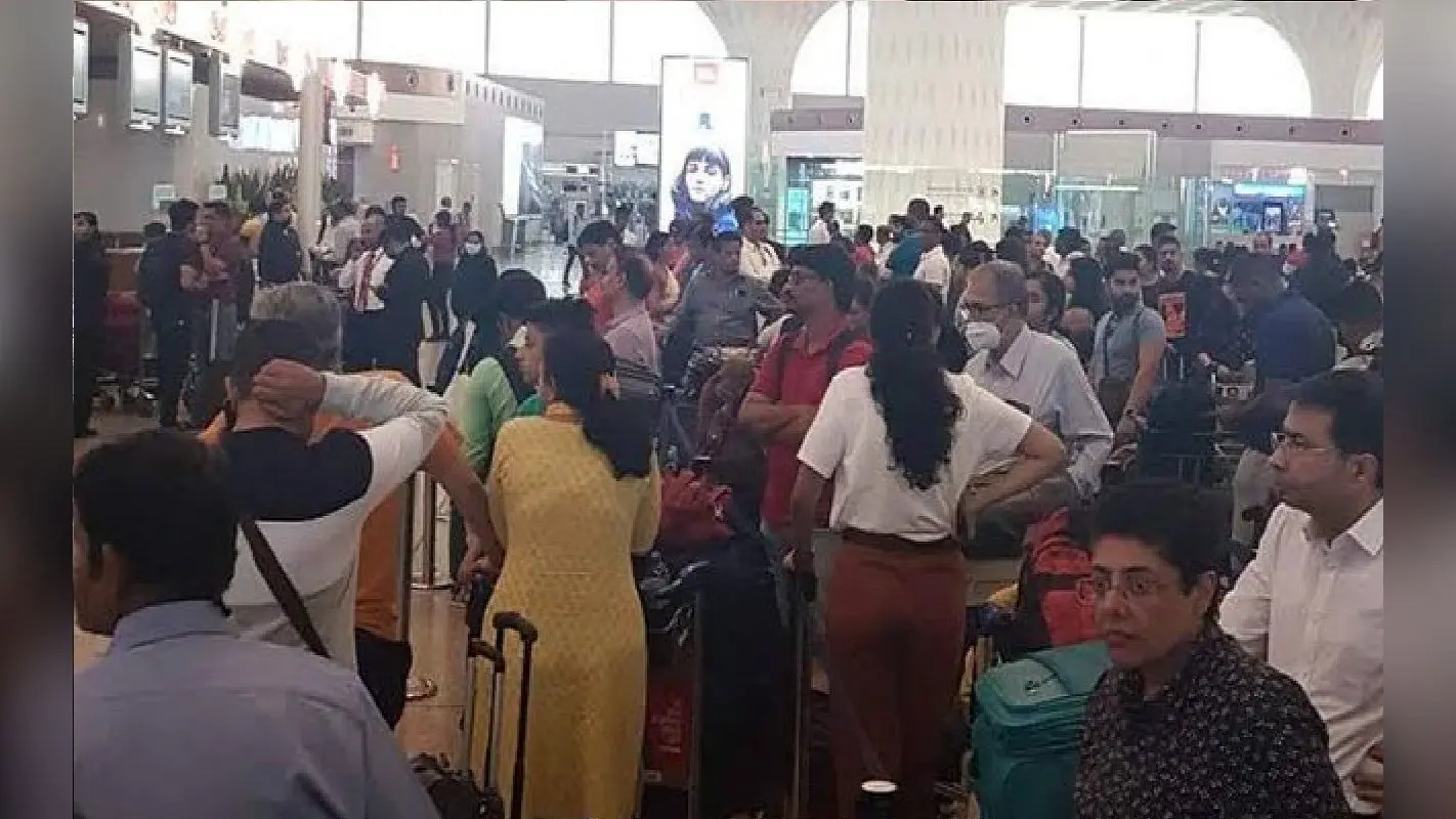 मुंबई इंटरनेशनल एयरपोर्ट का सर्वर 40 से 50 मिनट तक रहा डाउन, उड़ानें प्रभावित, यात्रियों को भारी परेशानी