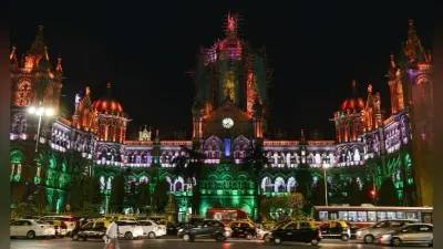 युवकों की चलती कार में मस्ती, नशे में स्टंट का VIDEO वायरल, मुंबई पुलिस की तुरंत कार्रवाई