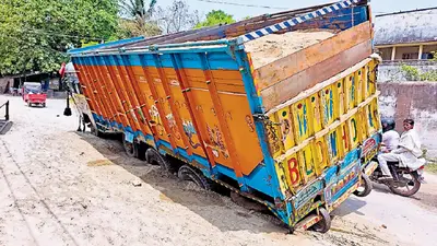 स्मार्ट नहीं मौत का शहर बन रहा मुजफ्फरपुर, सीवरेज के लिए खोदे गड्ढे में भरा पत्थर,अब दुर्घटनाग्रस्त हो रहे लोग