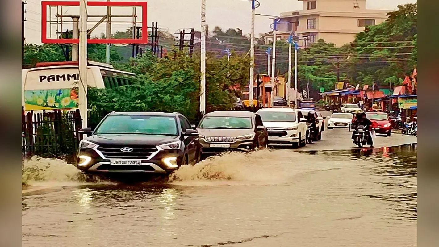 PHOTOS: धनबाद में रुक-रुक कर हो रही बारिश से किसानों को मिली राहत, तो शहरवासियों को आफत